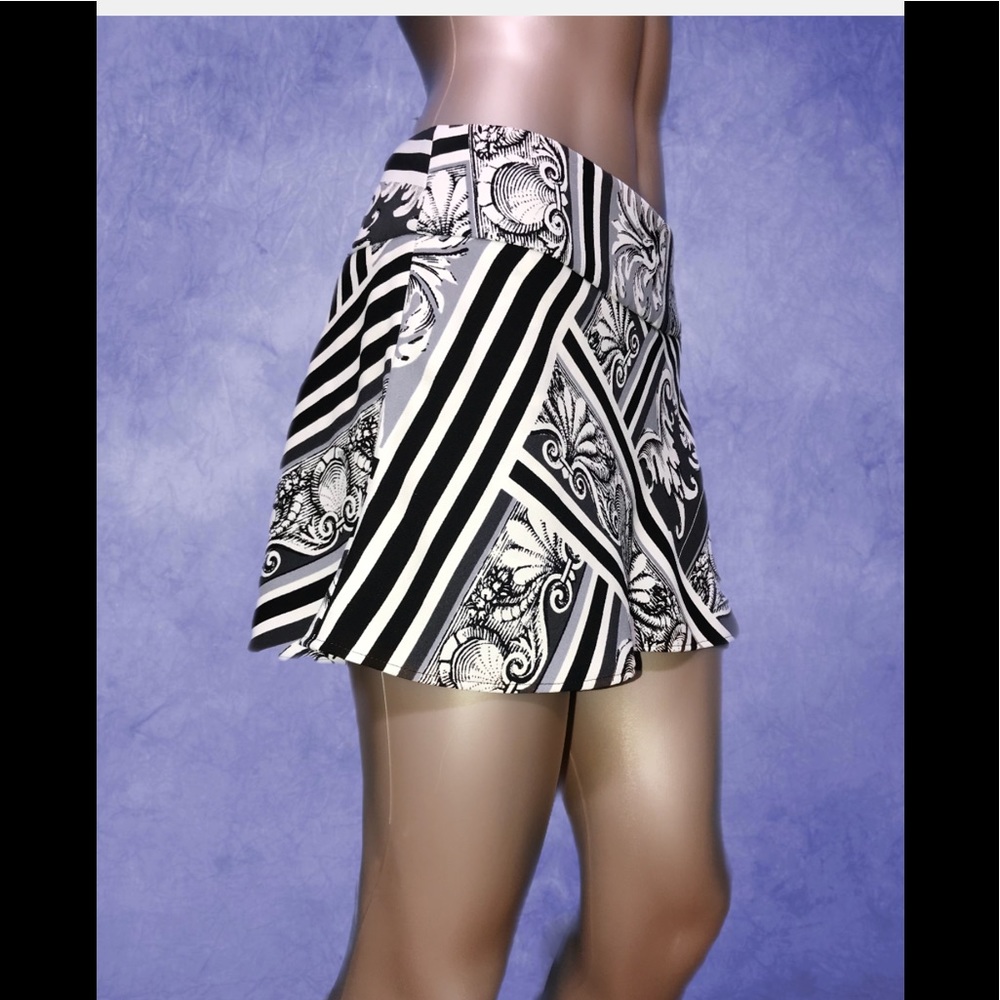 EXPRESS • Black & white Print Skort / size (6)